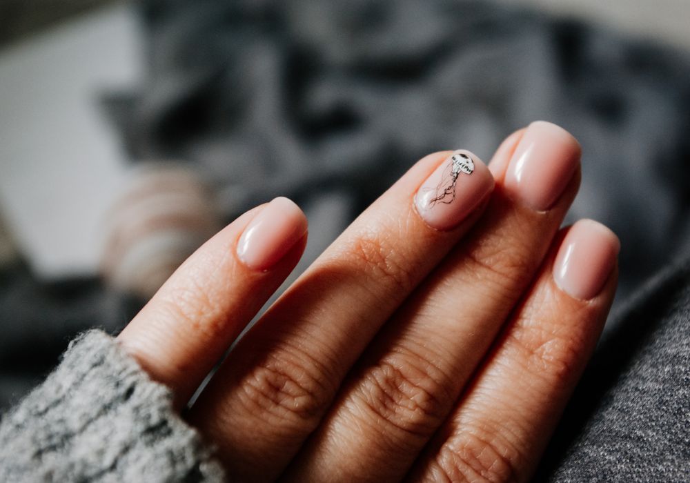 Kalıcı oje ve özgün nail art tasarımı